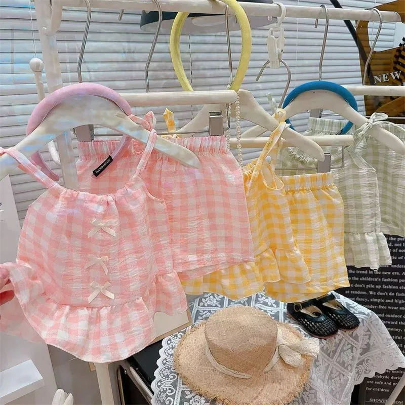 طقم صيفي جديد للبنات: شورت بحمالات وتنورة بتصميم أميرة منقوشة بفيونكة، طقم أنيق وعصري للرضع والأطفال الصغار طقم صيفي جديد للبنات: شورت بحمالات وتنورة بتصميم أميرة منقوشة بفيونكة، طقم أنيق وعصري للرضع والأطفال الصغار