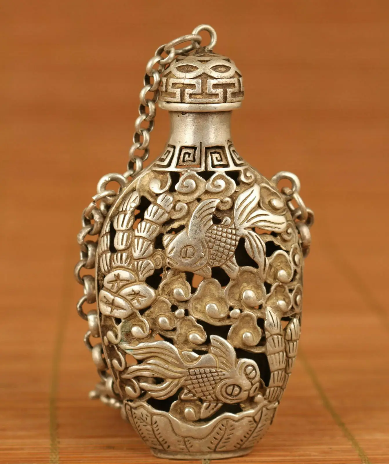 Chinese Old tibetan silver Hand Carved Gold fish Statue Snuff Bottle noble gift
Chinese Old tibetan silver Hand Carved Gold fish Statue Snuff Bottle noble gift
