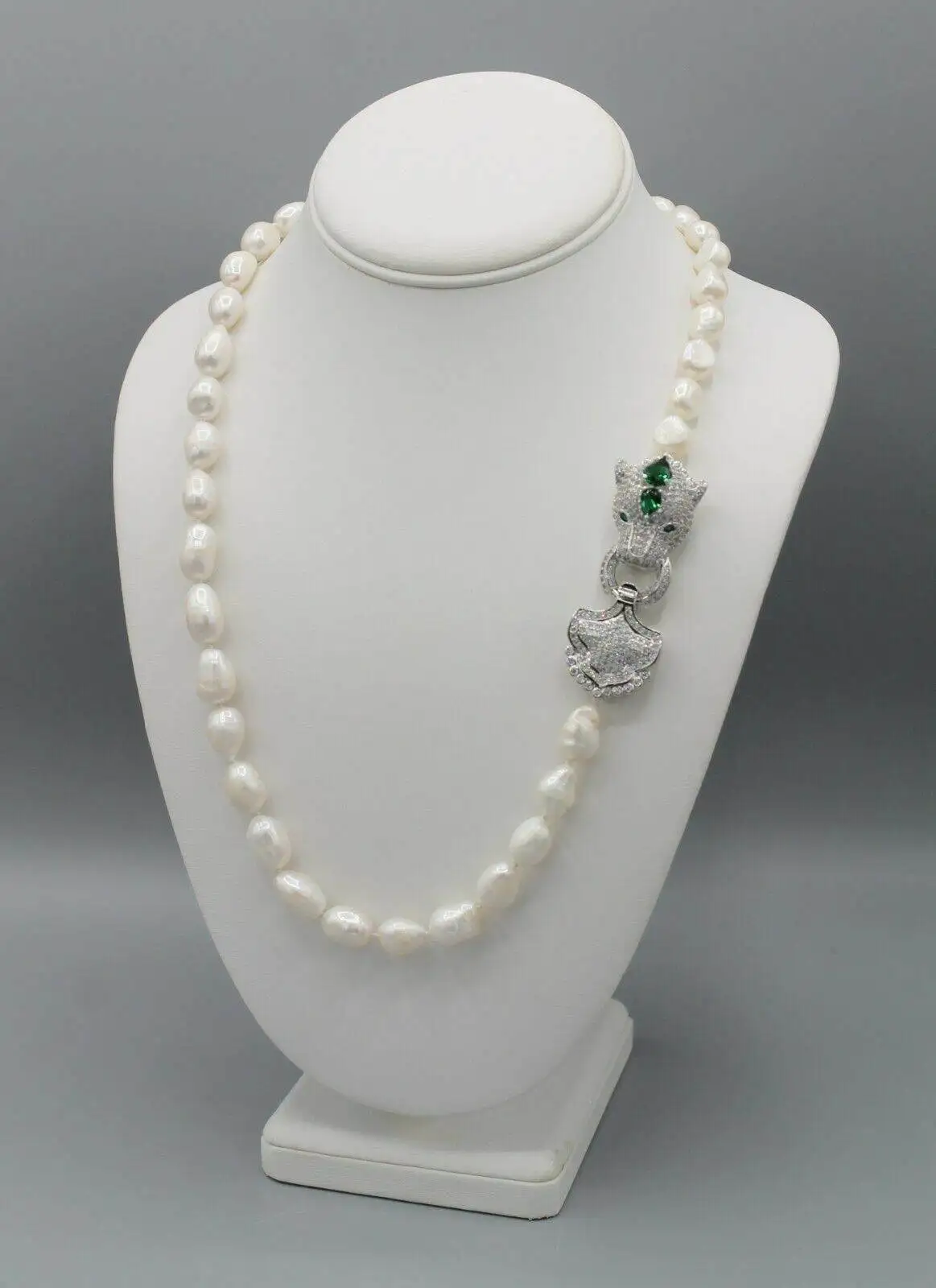 Hand knotted 10-12mm white baroque freshwater pearl necklace micro inlay zircon leopard head clasp 60cm fashion jewelry
Hand knotted 10-12mm white baroque freshwater pearl necklace micro inlay zircon leopard head clasp 60cm fashion jewelry