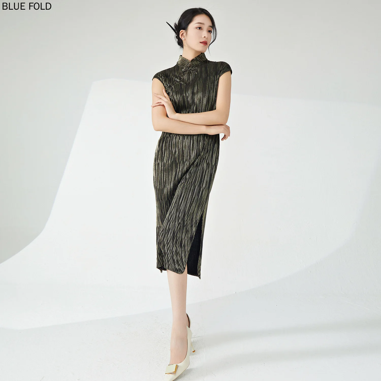 

Improved Version of Cheongsam New Mid-length Slit Plate Buckle Elegant Metallic Chinese Style Dress MIYAKE PLEATS Vestido Robe