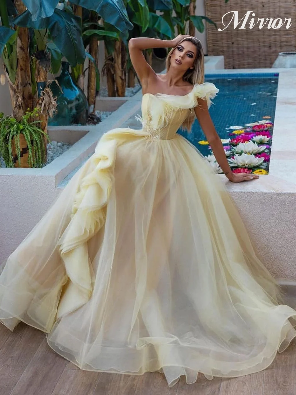 Mirror Dress Elegant Vintage Sweet Yellow Feathers Beading Ruffle A-Line Formal Occasion Prom Dress Evening Party Gowns
Mirror Dress Elegant Vintage Sweet Yellow Feathers Beading Ruffle A-Line Formal Occasion Prom Dress Evening Party Gowns