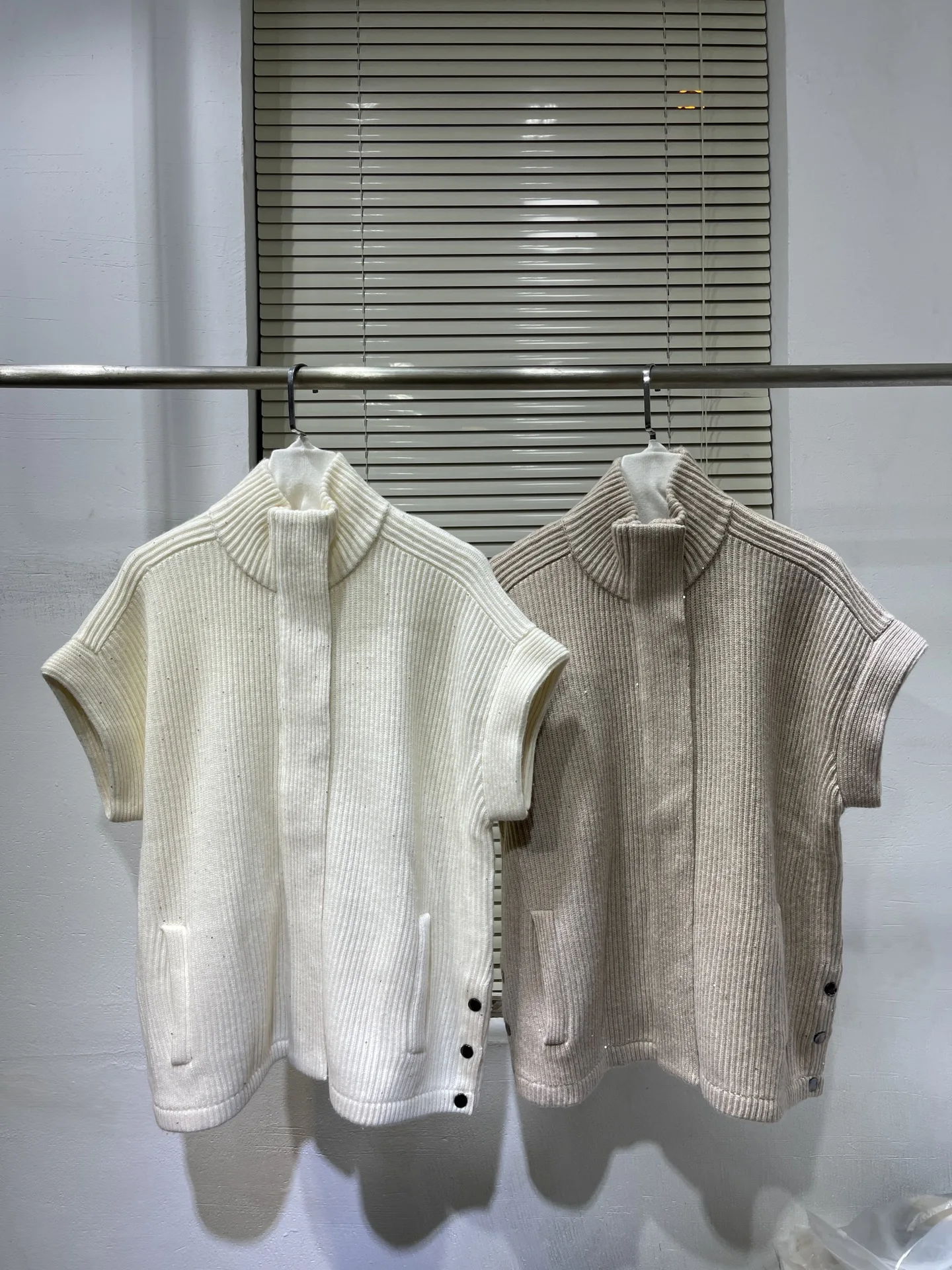 Women's Wool Cashmere Cardigan Turtleneck Zipper Sequined Sweater Office Lady Top Female Elegant Fashion
Women's Wool Cashmere Cardigan Turtleneck Zipper Sequined Sweater Office Lady Top Female Elegant Fashion