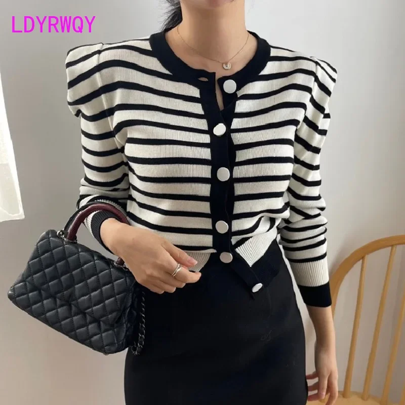 Korean 2023 Autumn/Winter New Style Vintage Round Neck Contrast Stripe Slim Fit Long Sleeve Knitted Cardigan
Korean 2023 Autumn/Winter New Style Vintage Round Neck Contrast Stripe Slim Fit Long Sleeve Knitted Cardigan