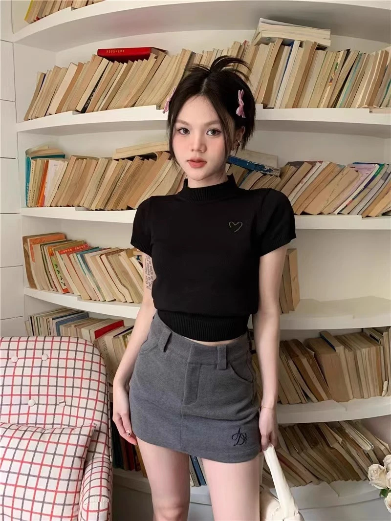 Half-high neck embroidered knitwear female spring new retro Slim thin short short-sleeved design sense niche tops
Half-high neck embroidered knitwear female spring new retro Slim thin short short-sleeved design sense niche tops