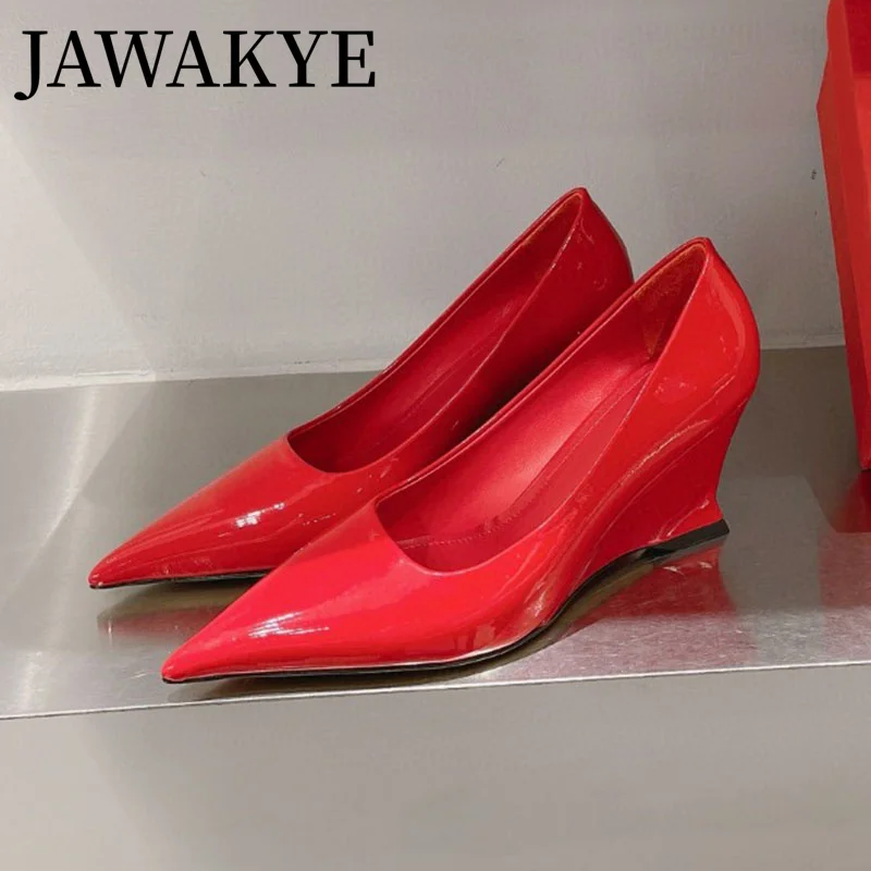 Туфли-лодочки женские из лакированной кожи, с острым носком, на танкетке 
Туфли-лодочки женские из лакированной кожи, с острым носком, на танкетке