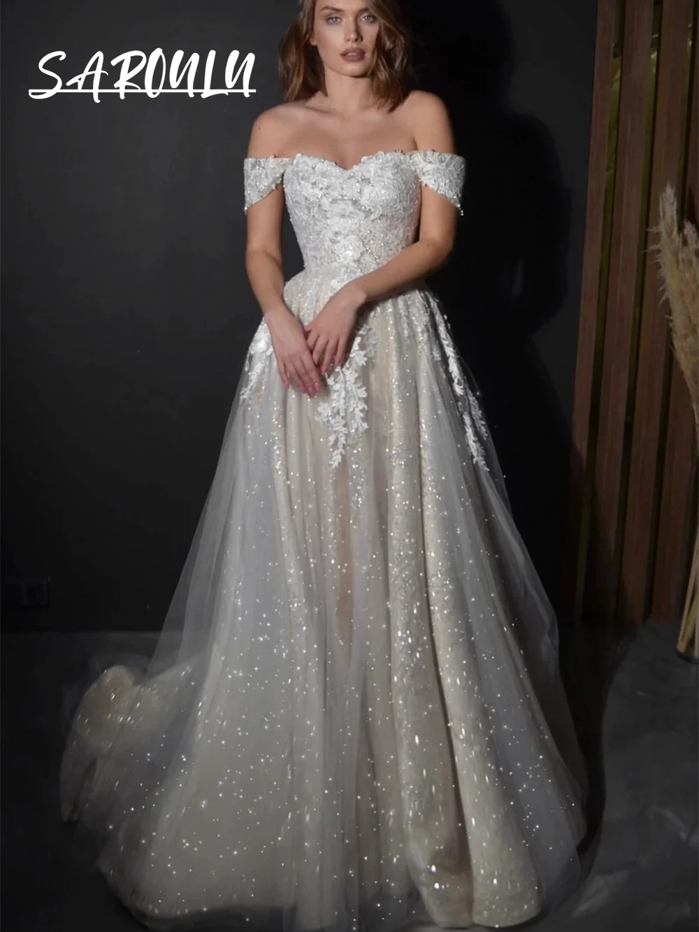 A Line Sparkle Tulle Women's Wedding Dress Off The Shoulder Lace Appliques Bride Dresses Nude Lining Long Bridal Gown
A Line Sparkle Tulle Women's Wedding Dress Off The Shoulder Lace Appliques Bride Dresses Nude Lining Long Bridal Gown