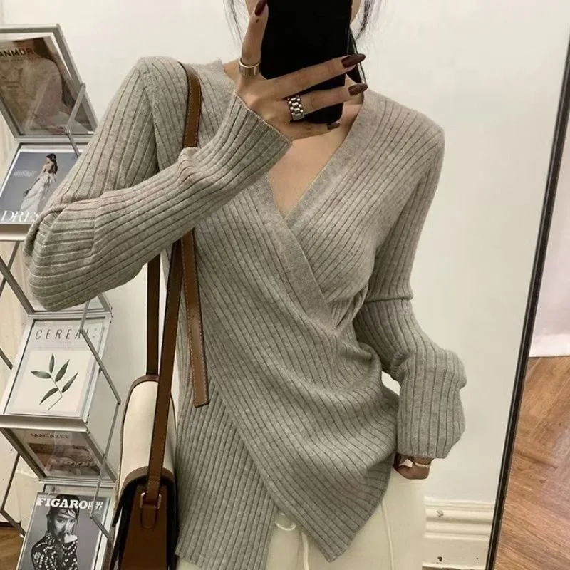 2022 Autumn And Winter Women's Pure Desire Style Solid V-Neck Slim Strip Underlay Sweater Shirt Fashion
2022 Autumn And Winter Women's Pure Desire Style Solid V-Neck Slim Strip Underlay Sweater Shirt Fashion