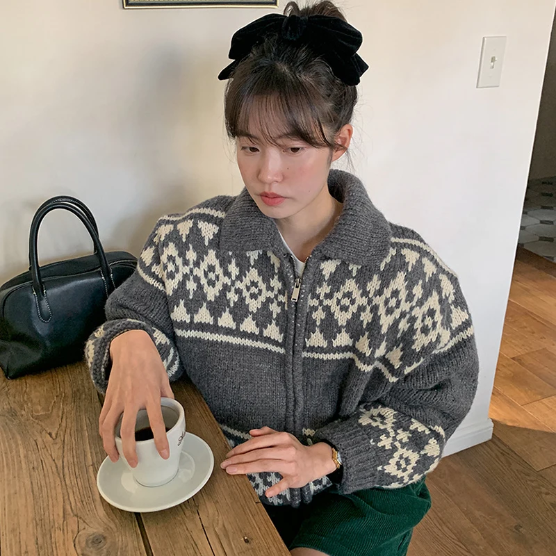 korea Chic Autumn Retro Cardigan Lapel Contrast Color Jacquard Zip-up Design Sweater Loose Casual Long sleeve Knitted Outerwear
korea Chic Autumn Retro Cardigan Lapel Contrast Color Jacquard Zip-up Design Sweater Loose Casual Long sleeve Knitted Outerwear