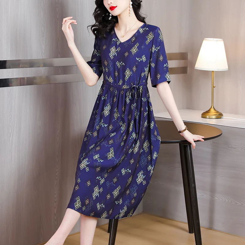 ZUO MAN RU 2023 Spring and Summer New Silk Short Sleeve Printed Dress Women's V-neck Waist Lacing Slim Knee Length Dress
ZUO MAN RU 2023 Spring and Summer New Silk Short Sleeve Printed Dress Women's V-neck Waist Lacing Slim Knee Length Dress