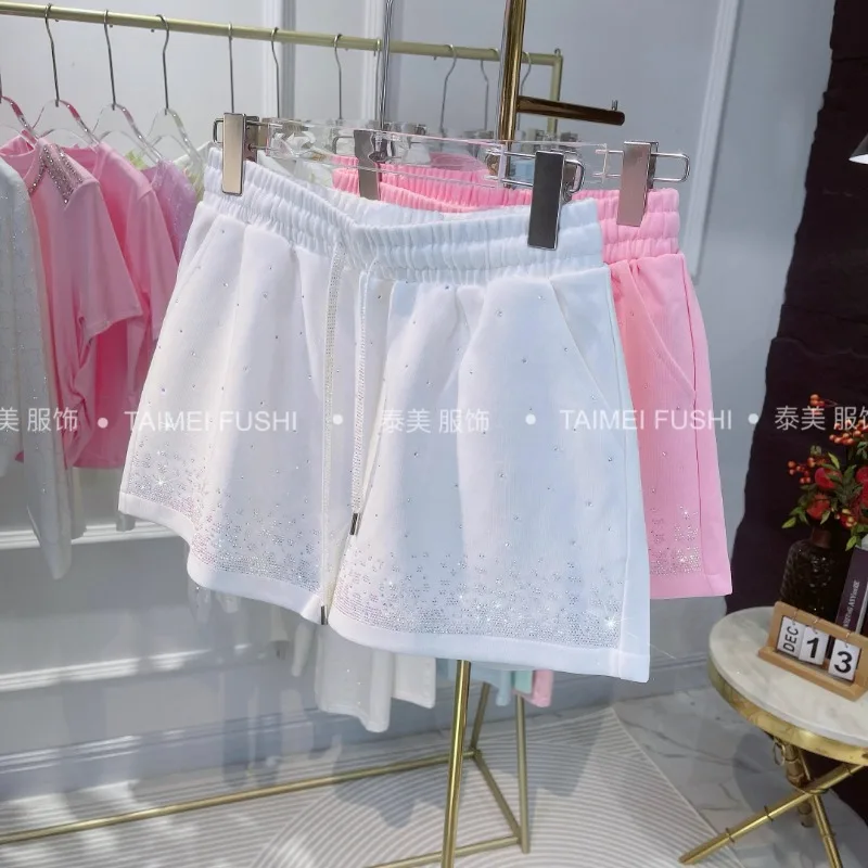 2024 Summer Design Heavy Embroidery Diamond Drills Shiny Wide Leg Slimming Shorts All-Matching High Quality Casual Short Pants
2024 Summer Design Heavy Embroidery Diamond Drills Shiny Wide Leg Slimming Shorts All-Matching High Quality Casual Short Pants