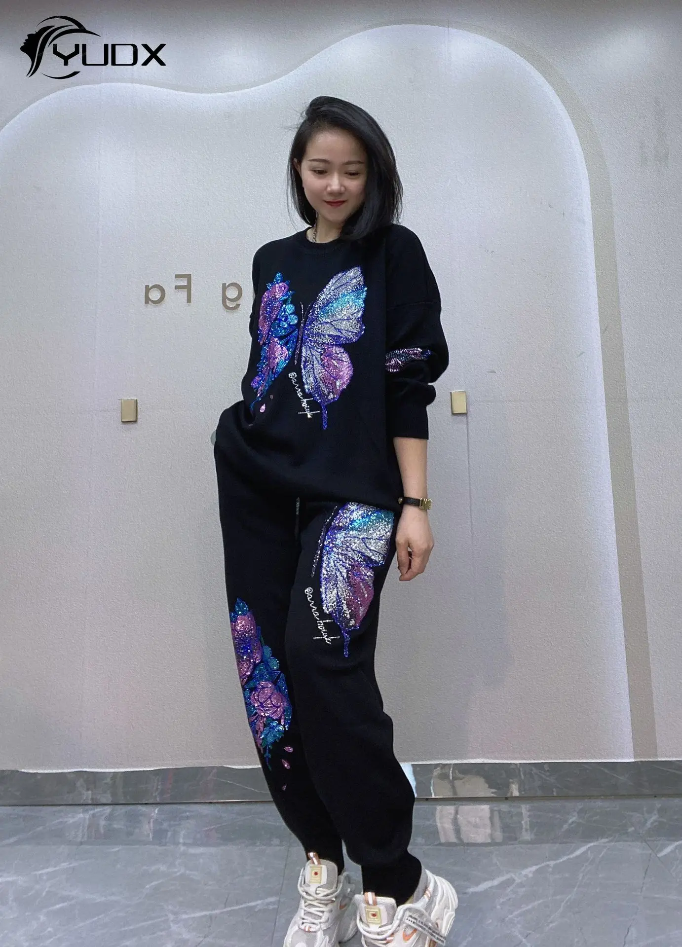 YUDX New Spring Women Knitted Suit Shiny Butterfly Hot Drilling Long Sleeve Sweater Top + Causal Harem Pants Loose Two-piece Set
YUDX New Spring Women Knitted Suit Shiny Butterfly Hot Drilling Long Sleeve Sweater Top + Causal Harem Pants Loose Two-piece Set