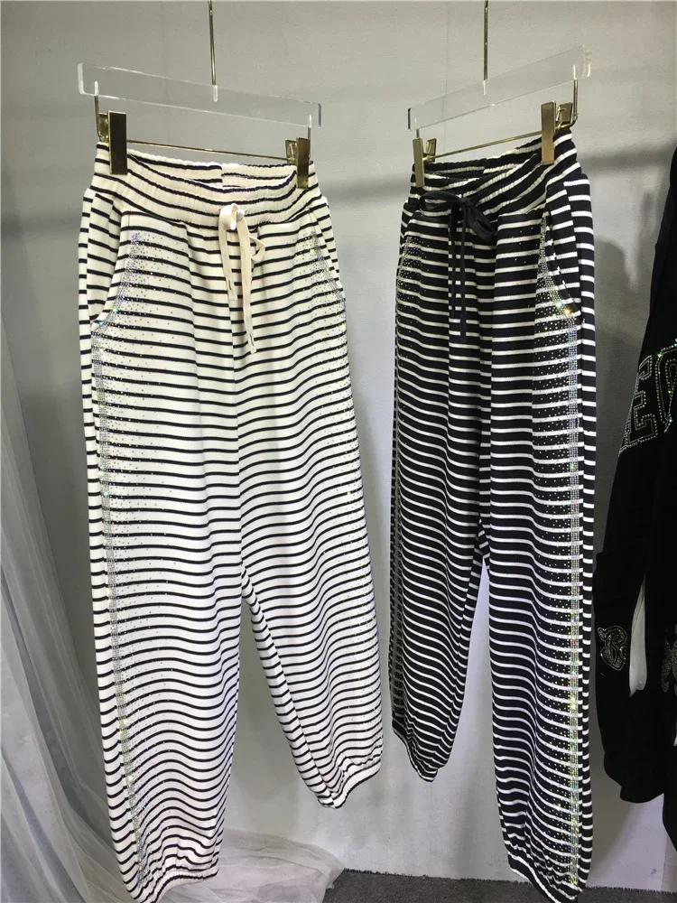 Thicken Velvet Women Sweatpants New Autumn Winter Classics Striped Elastic Waist Casual Trousers Shiny Hot Drilling Sport Pants
Thicken Velvet Women Sweatpants New Autumn Winter Classics Striped Elastic Waist Casual Trousers Shiny Hot Drilling Sport Pants