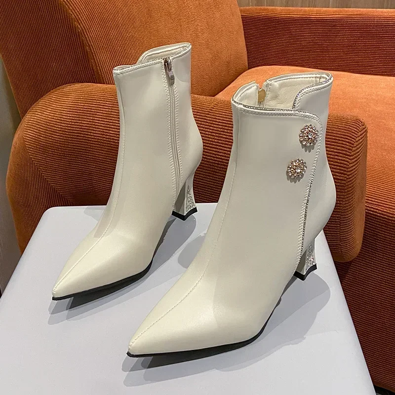 Women High Heels Ankle Boots New Autumn Winter Retro Pointed Toe Thick Heel Short Booties Fashion Rhinestone Designer Shoes 024
Women High Heels Ankle Boots New Autumn Winter Retro Pointed Toe Thick Heel Short Booties Fashion Rhinestone Designer Shoes 024