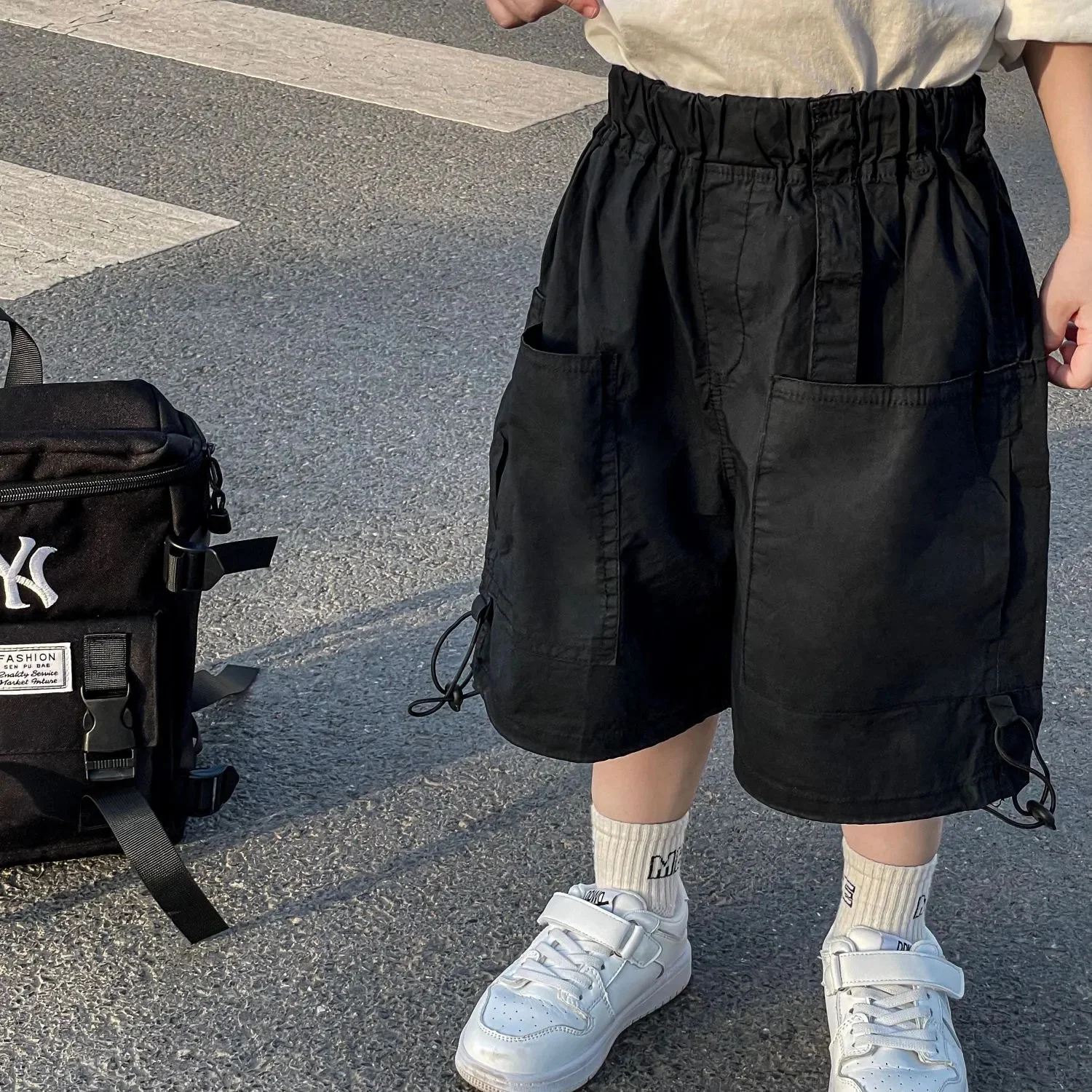 2023New Summer children's Loose Casual Pants Boys' Sports Shorts High Quality Outdoor Jogging Baby Clothing 2 to 14 Years Old.
2023New Summer children's Loose Casual Pants Boys' Sports Shorts High Quality Outdoor Jogging Baby Clothing 2 to 14 Years Old.