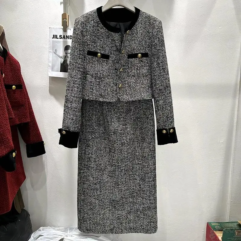 French Light Luxury Tweed Two Piece Set for Women's 2023 Autumn Winter Tweed Round Neck Short Coat + High Waist Mid-length Skirt
French Light Luxury Tweed Two Piece Set for Women's 2023 Autumn Winter Tweed Round Neck Short Coat + High Waist Mid-length Skirt
