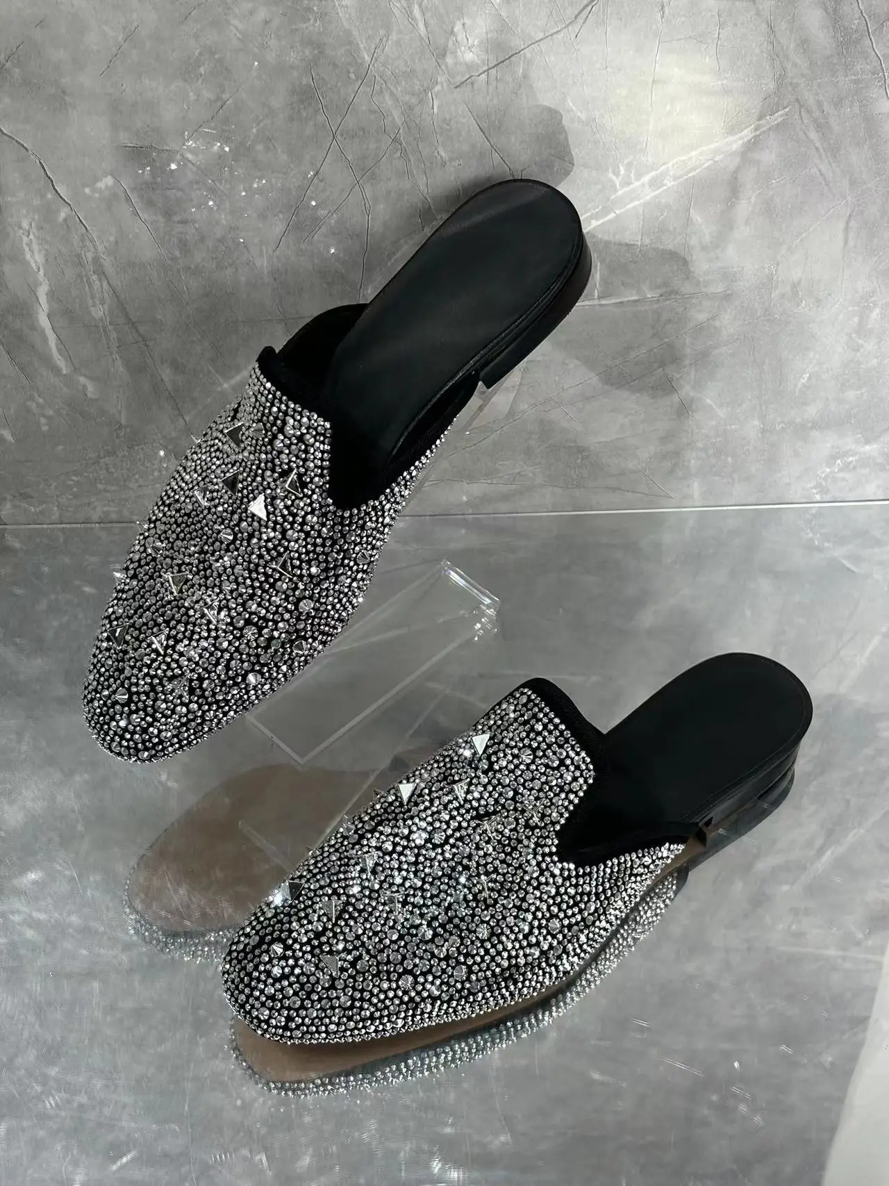 

Мюли мужские с кристаллами, роскошные летние тапочки, удобные туфли на плоской подошве, с круглым носком, Уличная обувь для двери, для улицы, черные