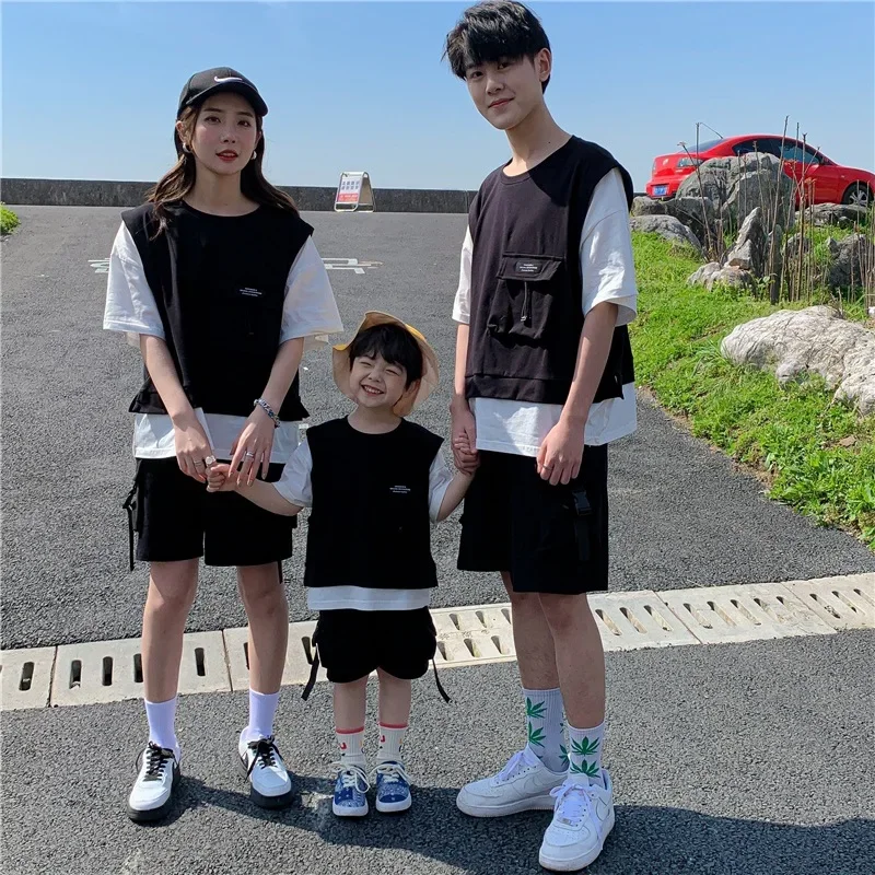 Summer Mother father and kids fashion family matching outfits 2021 short sleeve patchwork Tee and loose cargo shorts 2pcs sets
Summer Mother father and kids fashion family matching outfits 2021 short sleeve patchwork Tee and loose cargo shorts 2pcs sets