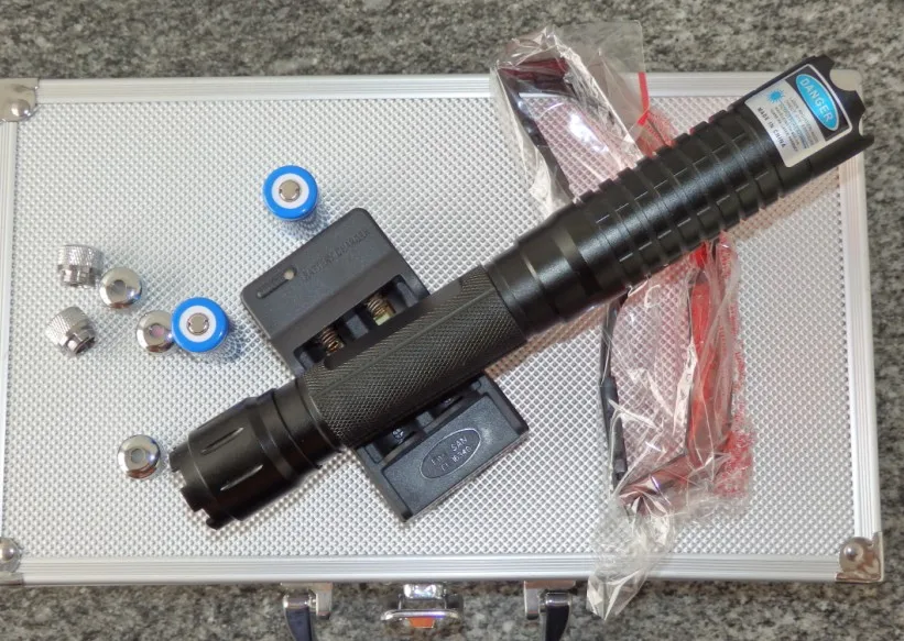 Hot! High Powerful Military Burning 500000m 450nm Blue Laser Torch Pointers Flashlight Burn Match Candle Lit Cigarette Hunting
Hot! High Powerful Military Burning 500000m 450nm Blue Laser Torch Pointers Flashlight Burn Match Candle Lit Cigarette Hunting