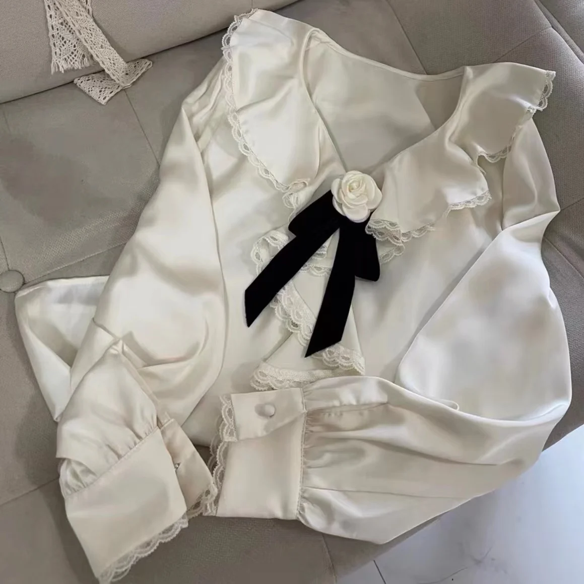 2023 Autumn Winter Retro Ruffled Collar Pearly Apricot Blouse Top Women Bow Three-Dimensional Flower Long Sleeve Shirt Blusa
2023 Autumn Winter Retro Ruffled Collar Pearly Apricot Blouse Top Women Bow Three-Dimensional Flower Long Sleeve Shirt Blusa