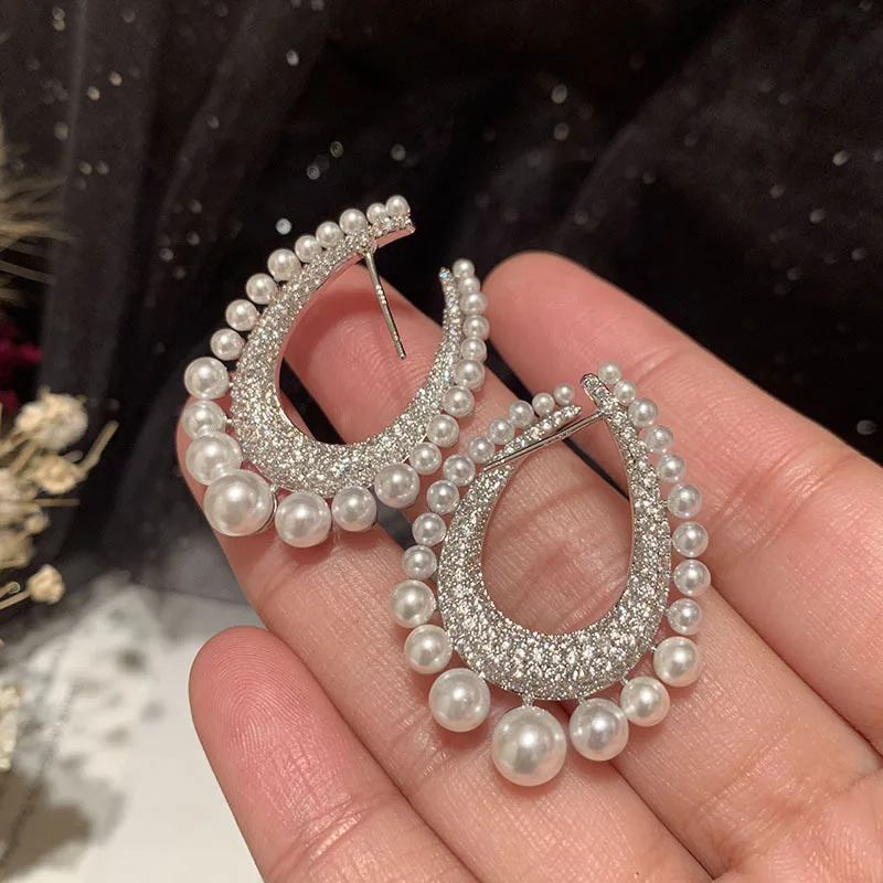 Luxury Micro Pave Cubic Zirconia Dangling Drop Pearl Earrings for Women Hoop Earrings Bride Wedding Party Fashion Jewelry Gifts
Luxury Micro Pave Cubic Zirconia Dangling Drop Pearl Earrings for Women Hoop Earrings Bride Wedding Party Fashion Jewelry Gifts