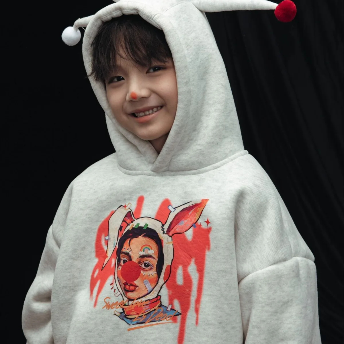 Детский зимний свитер с капюшоном в зарубежном стиле с принтом клоуна и бархатной курткой от Chuyi, 2023 
Детский зимний свитер с капюшоном в зарубежном стиле с принтом клоуна и бархатной курткой от Chuyi, 2023