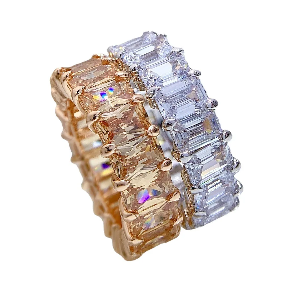 Женское серебряное кольцо с цирконом, 4 Х6 мм 
Женское серебряное кольцо с цирконом, 4 Х6 мм