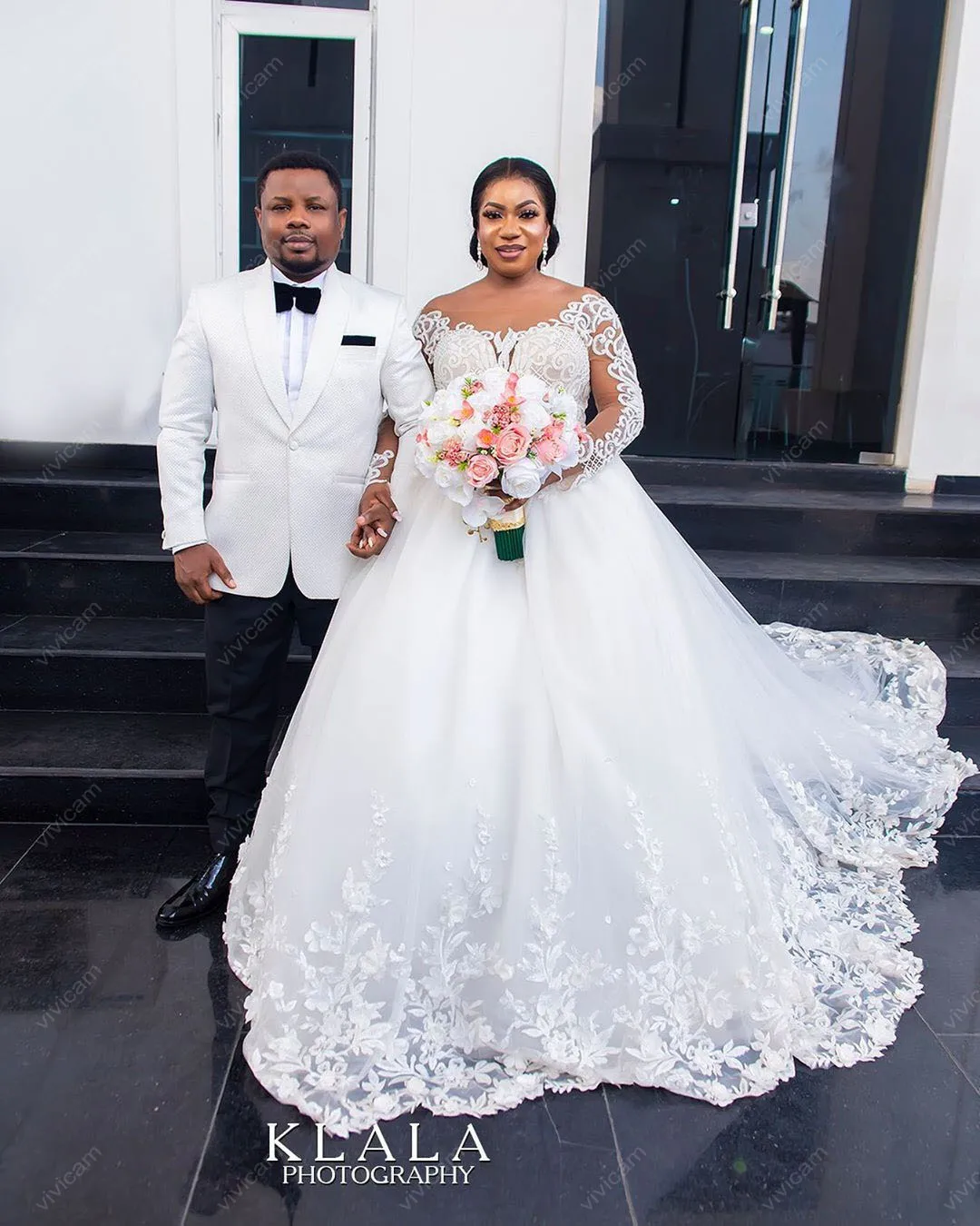 Lace Appliques Ballgown Wedding Dresses Sweep Train Long Sleeves Bridal Gowns Robes De Mariée
Lace Appliques Ballgown Wedding Dresses Sweep Train Long Sleeves Bridal Gowns Robes De Mariée