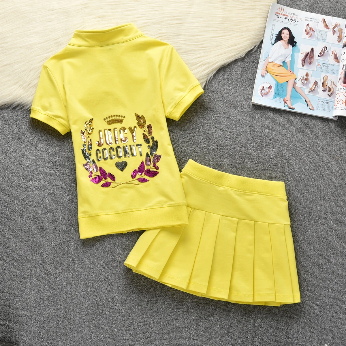 European Station Juicy Fashion Short Sleeved Pleated Skirt Set 2024 Summer New Sequin Cotton Top and Fresh Mini Skirt Two-Piece
European Station Juicy Fashion Short Sleeved Pleated Skirt Set 2024 Summer New Sequin Cotton Top and Fresh Mini Skirt Two-Piece