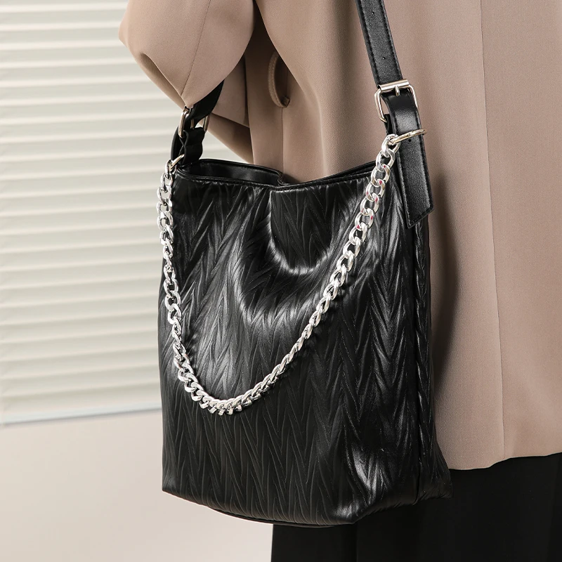 

Spring 2024 New Hot Selling Large Capacity PU Tote Bag Fashion Embossed Chain Shoulder Strap Versatile Crossbody Bag