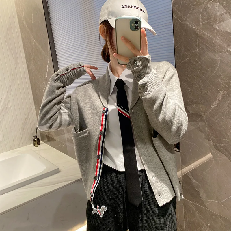 TB Lapel Sweater Knitwear Cardigan Male and Female Couple Lapel European American British Casual Gray Solid Color Four-bar Woman
TB Lapel Sweater Knitwear Cardigan Male and Female Couple Lapel European American British Casual Gray Solid Color Four-bar Woman