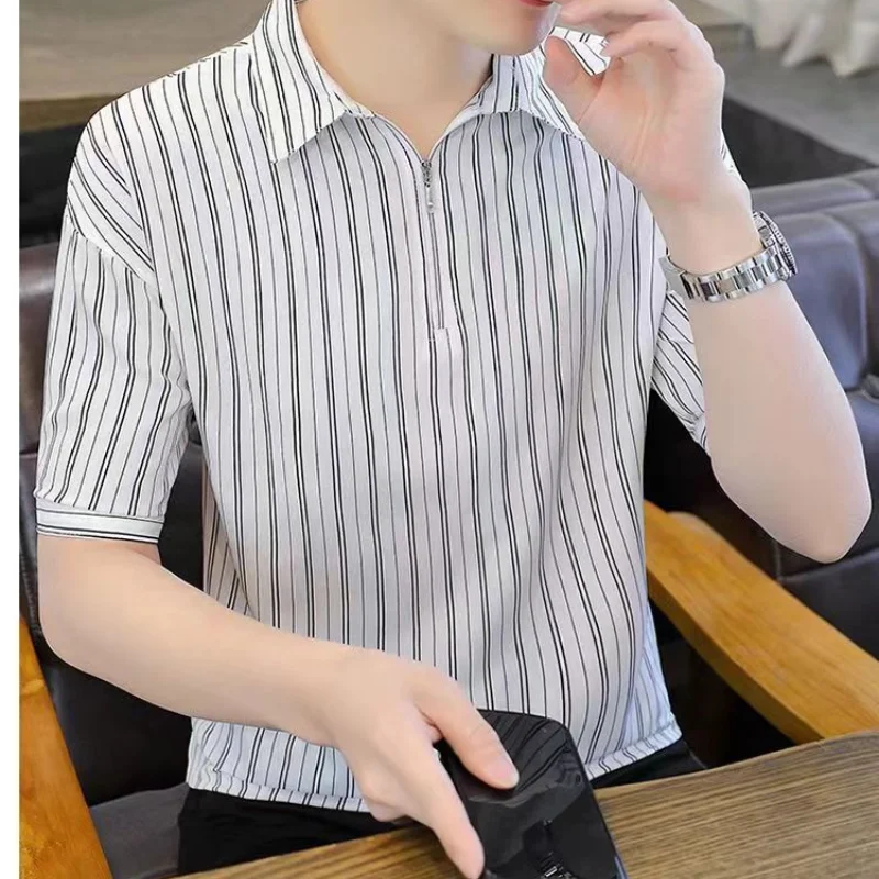 2023 New Casual Men's Short Sleeve Ice Silk Lapel Spliced Zipper Summer Striped Printed Trend Fashion Business Style POLO Shirt
2023 New Casual Men's Short Sleeve Ice Silk Lapel Spliced Zipper Summer Striped Printed Trend Fashion Business Style POLO Shirt