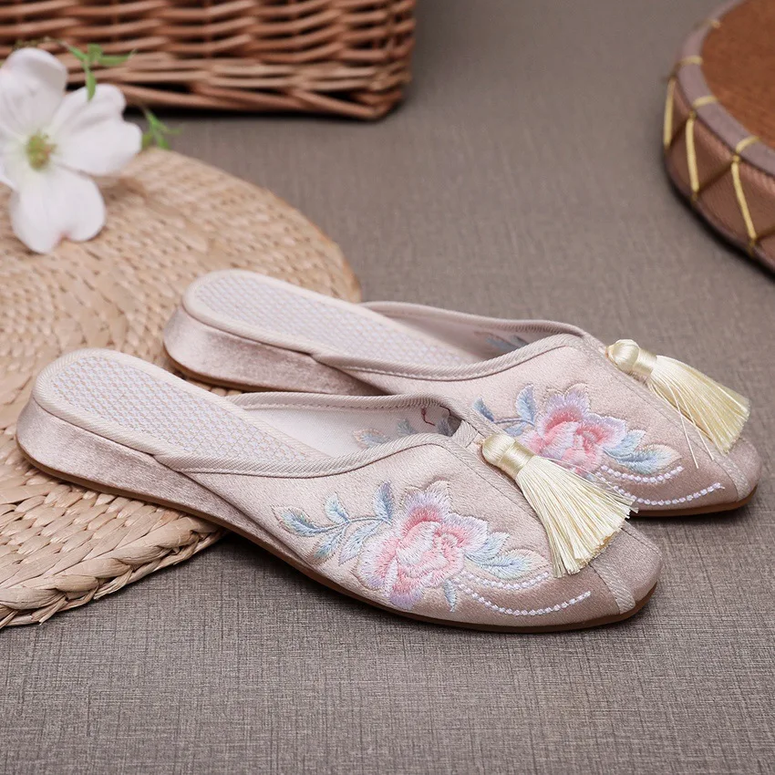 Summer new embroidered slippers women's Chinese style low heels wearing cloth shoes casual slippers shoes for women
Summer new embroidered slippers women's Chinese style low heels wearing cloth shoes casual slippers shoes for women