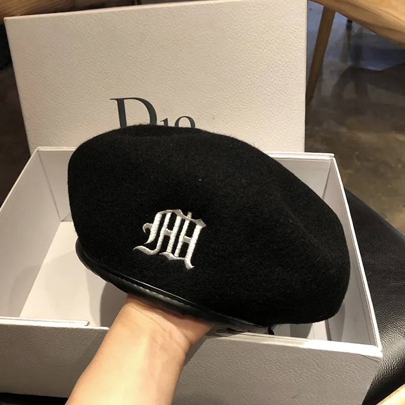 New Autumn and Winter Female Designer Hat Wool Leather Edging Beret Letter Embroidery Painter Hat Net Red Tide Brand 
New Autumn and Winter Female Designer Hat Wool Leather Edging Beret Letter Embroidery Painter Hat Net Red Tide Brand