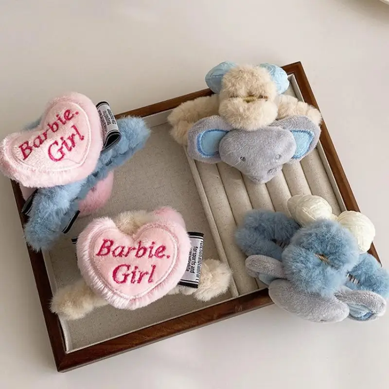 Модный трендовый головной убор из мультфильма «Слон Барби» с зажимом в виде сердца и акулы модные аксессуары для волос из аниме на осень и зиму
Модный трендовый головной убор из мультфильма «Слон Барби» с зажимом в виде сердца и акулы модные аксессуары для волос из аниме на осень и зиму