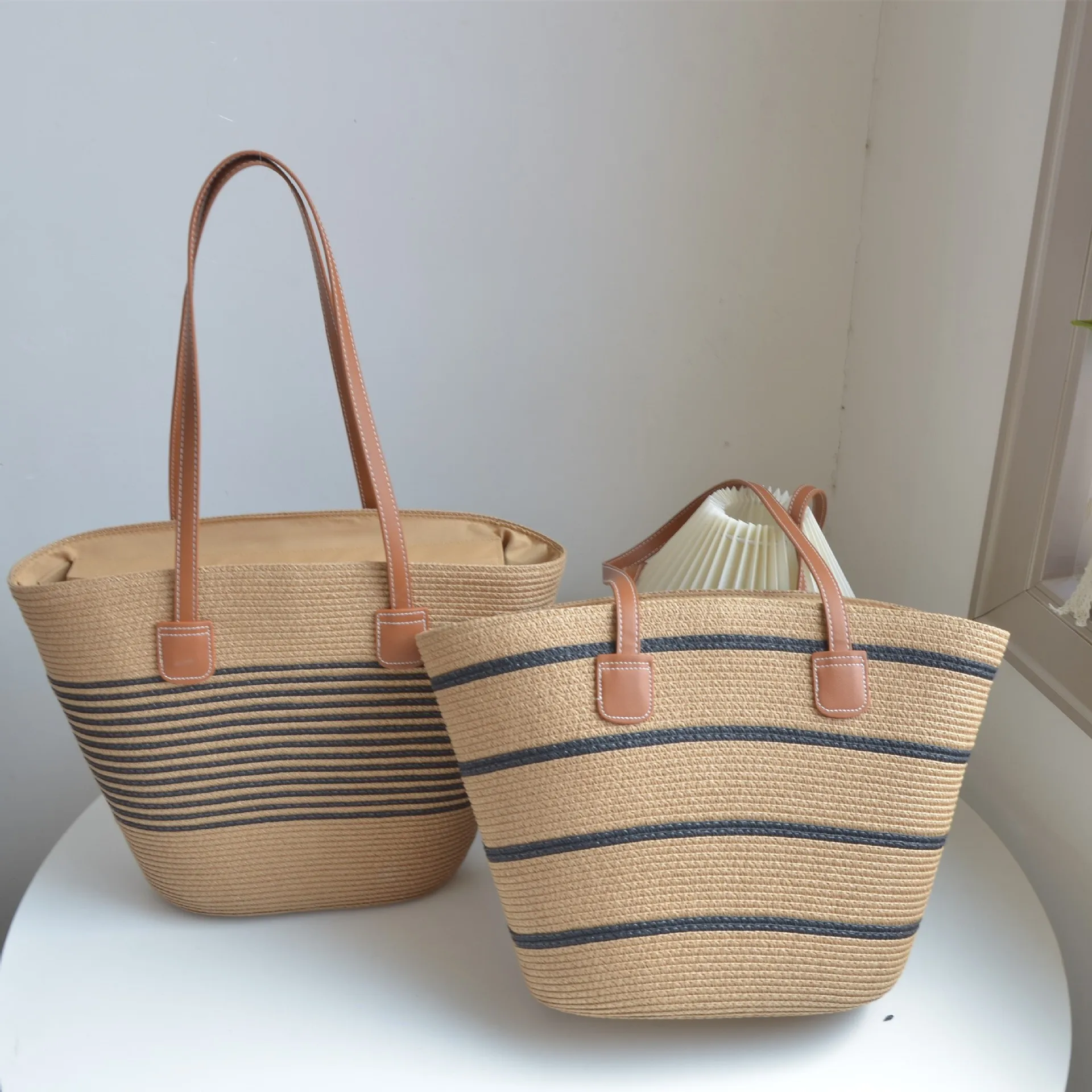 New Hand Woven Bag Underarm Bag Temperament Large Capacity Straw Braided Women's Bag Fashion Woven Holiday Beach Bag
New Hand Woven Bag Underarm Bag Temperament Large Capacity Straw Braided Women's Bag Fashion Woven Holiday Beach Bag