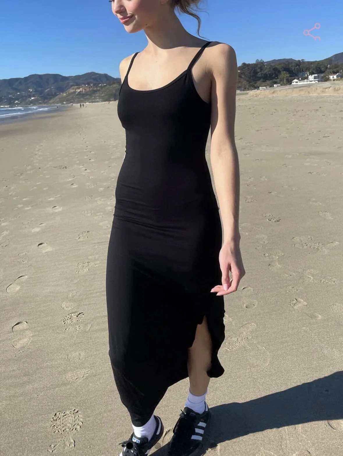 Милое женское черное платье с лямкой на шее и разрезом, лето 2024, модное женское облегающее длинное черное платье, женское платье миди с разрезом 
Милое женское черное платье с лямкой на шее и разрезом, лето 2024, модное женское облегающее длинное черное платье, женское платье миди с разрезом