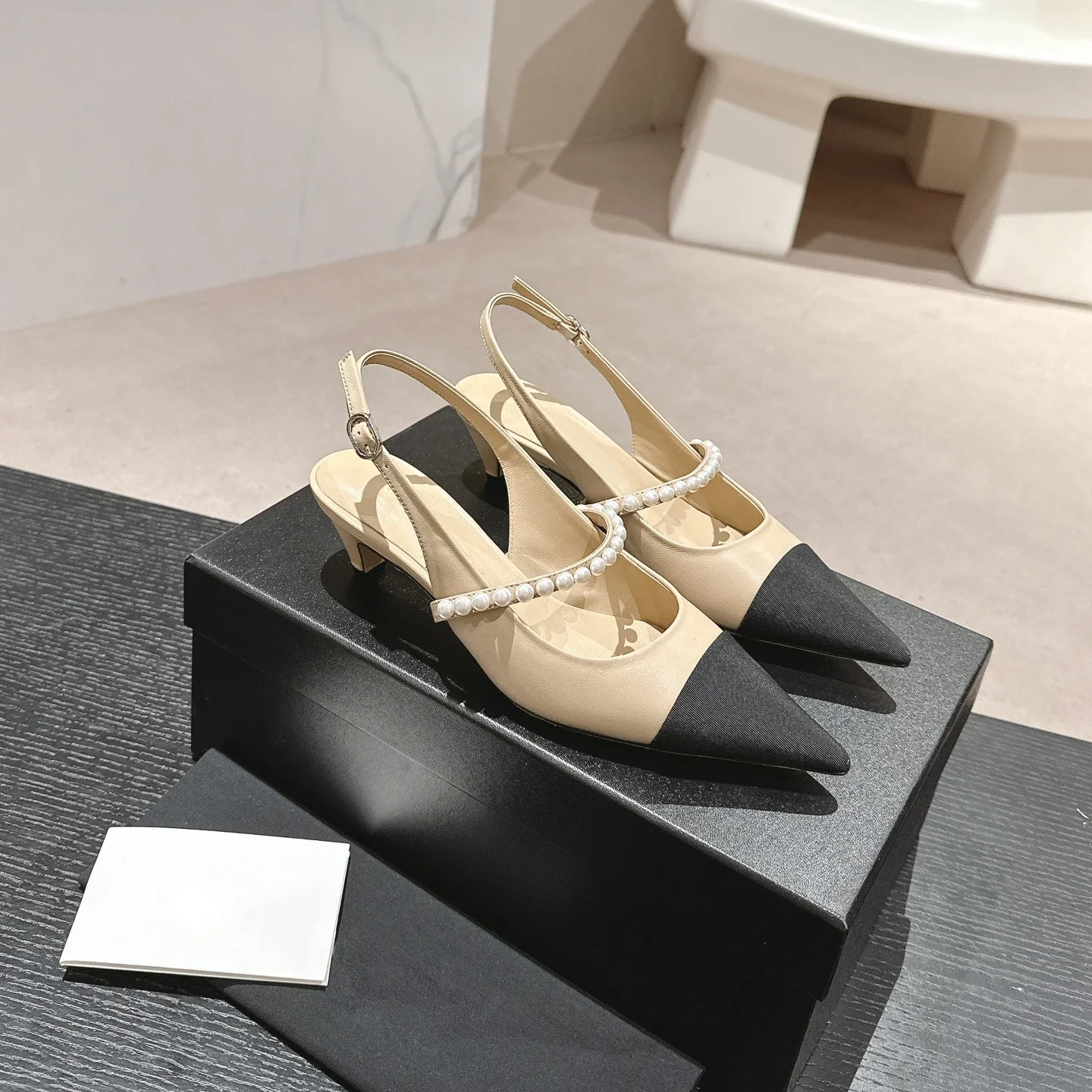 For Women New Summer Pointed Toe Low Heels Pearls Sandals Leather Slingbacks Back Strap Pumps Designer Shoes 2024
For Women New Summer Pointed Toe Low Heels Pearls Sandals Leather Slingbacks Back Strap Pumps Designer Shoes 2024