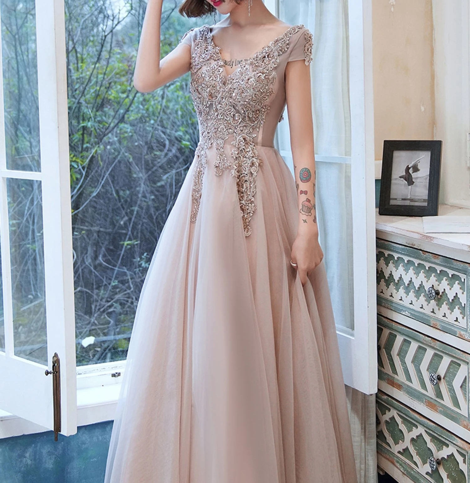 Champagne Gray Evening Dresses Luxurious Appliques Beading V-Neck Long Party Formal Short Sleeves Wedding Ceremony Prom Gowns
Champagne Gray Evening Dresses Luxurious Appliques Beading V-Neck Long Party Formal Short Sleeves Wedding Ceremony Prom Gowns