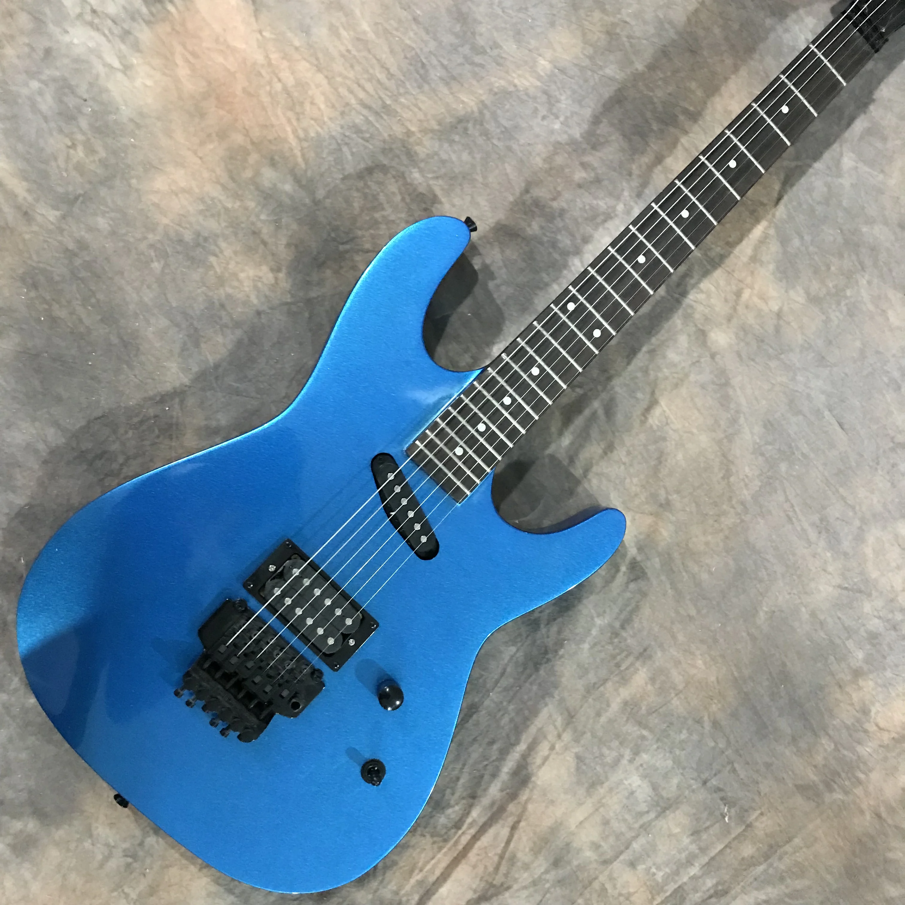 Free shipping,blue, special-shaped, electric guitar,2022 new pop, high-end custom,fashion
Free shipping,blue, special-shaped, electric guitar,2022 new pop, high-end custom,fashion