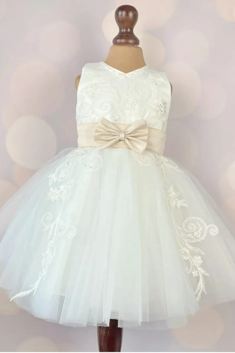 

Flower Girl Dress Elegant Ivory Lace Tulle Features With V-neck Appliqued And Bow Fit Wedding Party First Communion Gowns