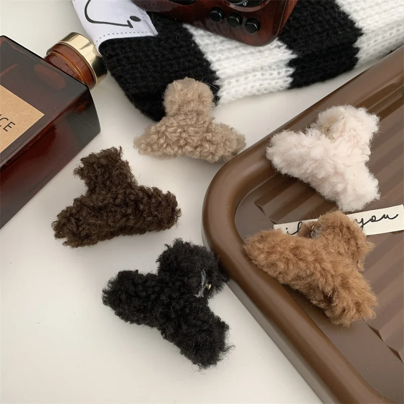 

New Small Lamb Fur Hair Claw Clips Plush Furry Shark Clip Geometric Clamps Grab Korean Girls Women Hair Accessories Headwear