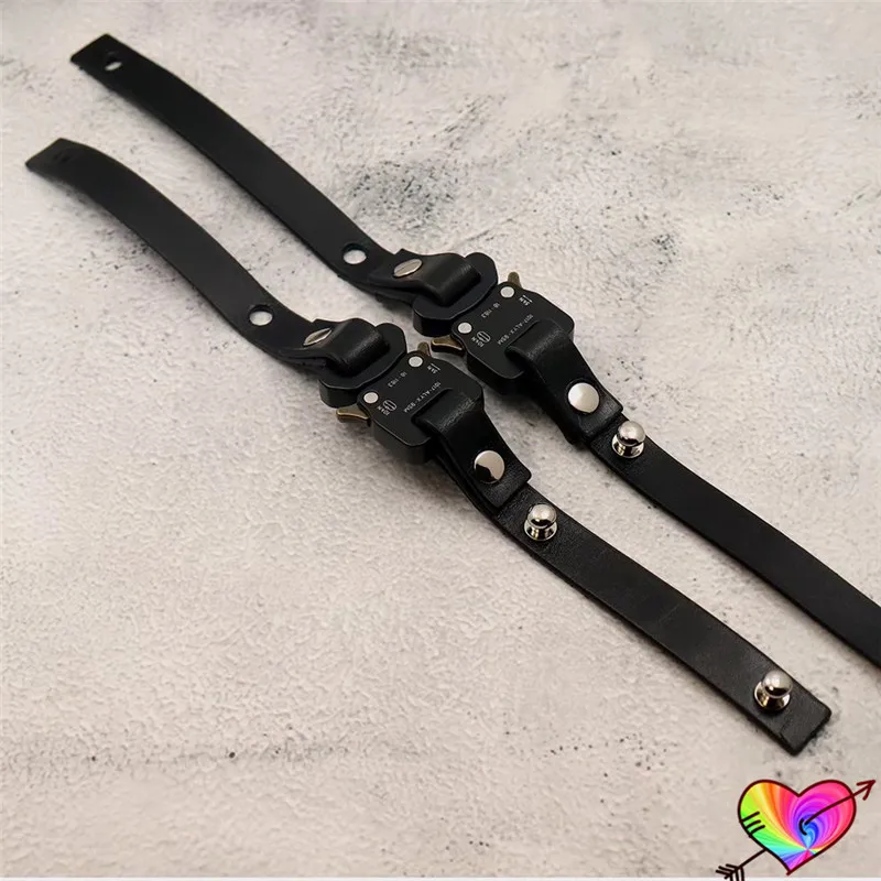 Black 1017 ALYX 9SM Metal Bar Bracelet 2022 Men Women 1:1 High Quality Polished Leather Alyx Bracelets Snap Buckle Wristband
Black 1017 ALYX 9SM Metal Bar Bracelet 2022 Men Women 1:1 High Quality Polished Leather Alyx Bracelets Snap Buckle Wristband
