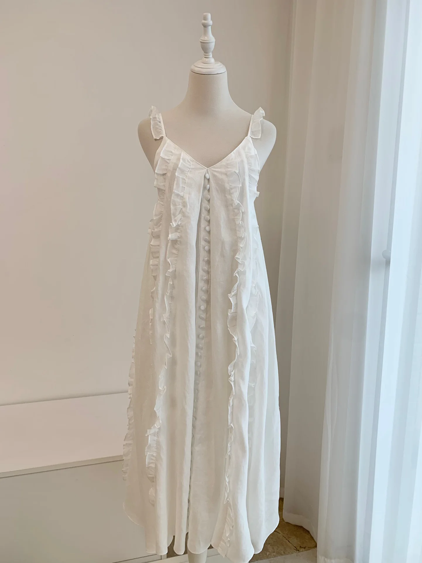 

Women Summer Beach Style V-Neck Vertical Ruffles Decoration Single Buttons Lady Sexy Backless Lace-up Waist Sling Linen Dress