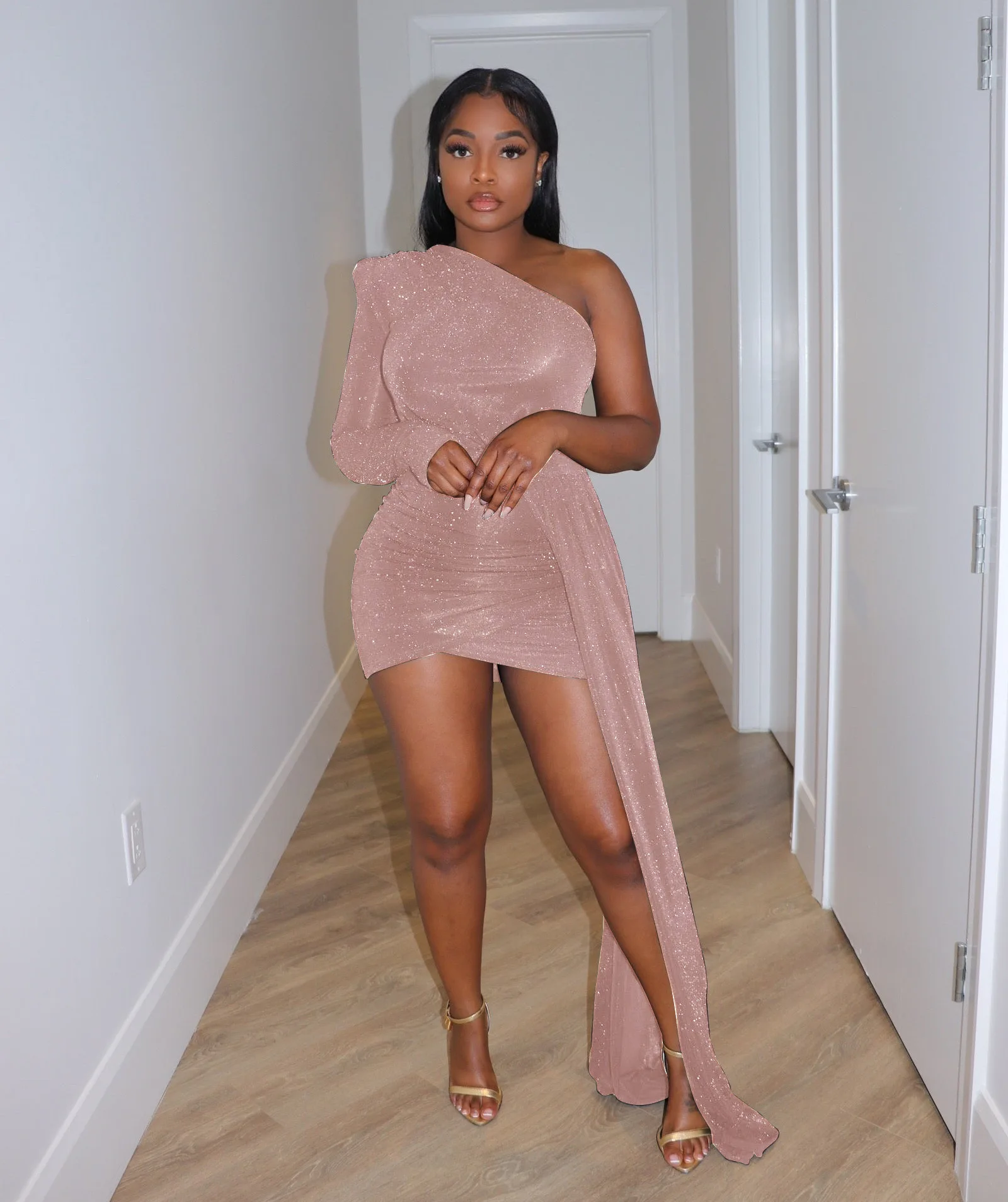 Luxury European and American women's fashion dress Long sleeved silky shiny party evening dress Sexy short skirt Off the shoulde
Luxury European and American women's fashion dress Long sleeved silky shiny party evening dress Sexy short skirt Off the shoulde
