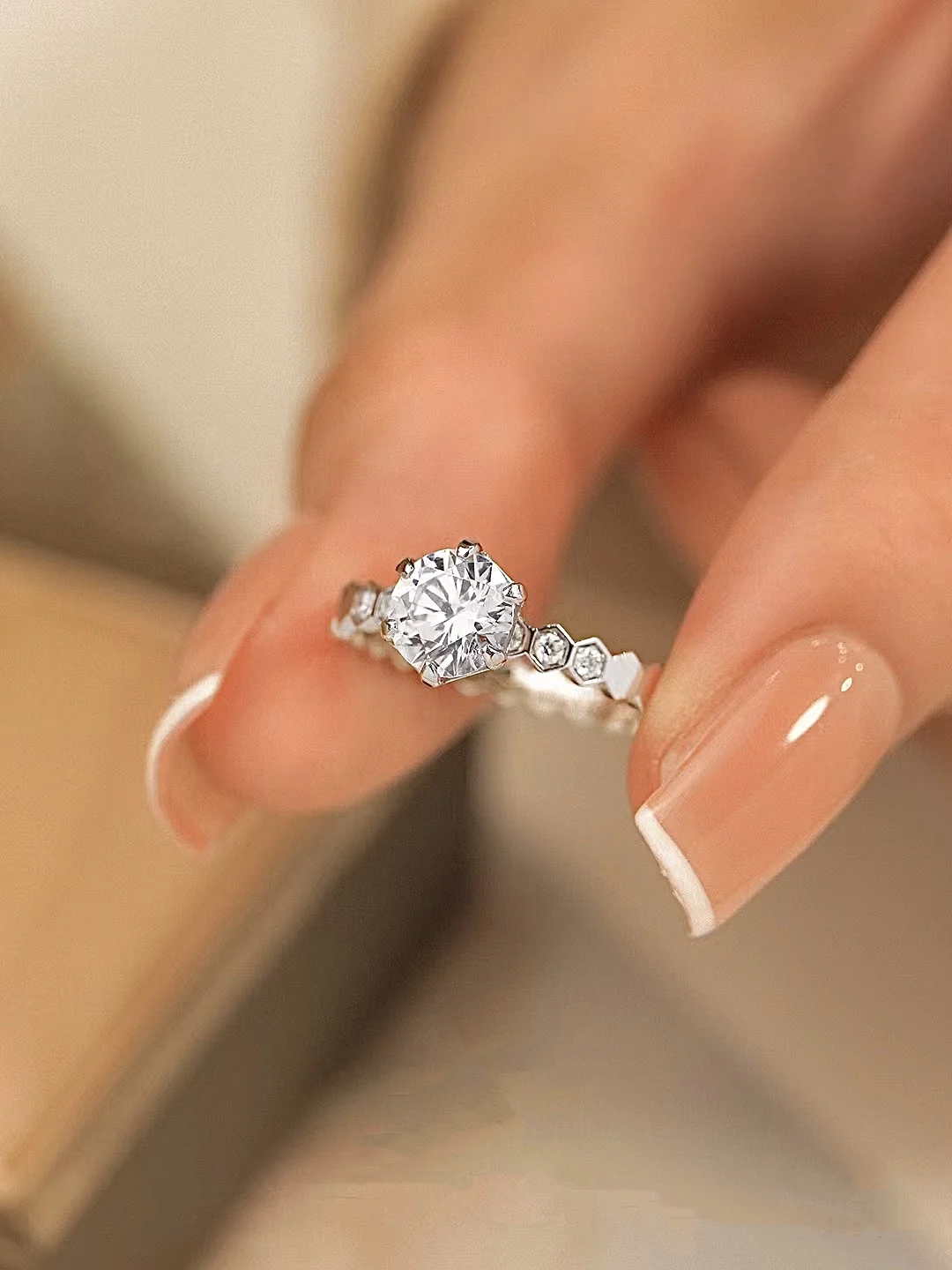 Moissanite diamond ring women's six claws 1 carat honeycomb ring sterling silver simulation diamond ring high-end simple luxury
Moissanite diamond ring women's six claws 1 carat honeycomb ring sterling silver simulation diamond ring high-end simple luxury