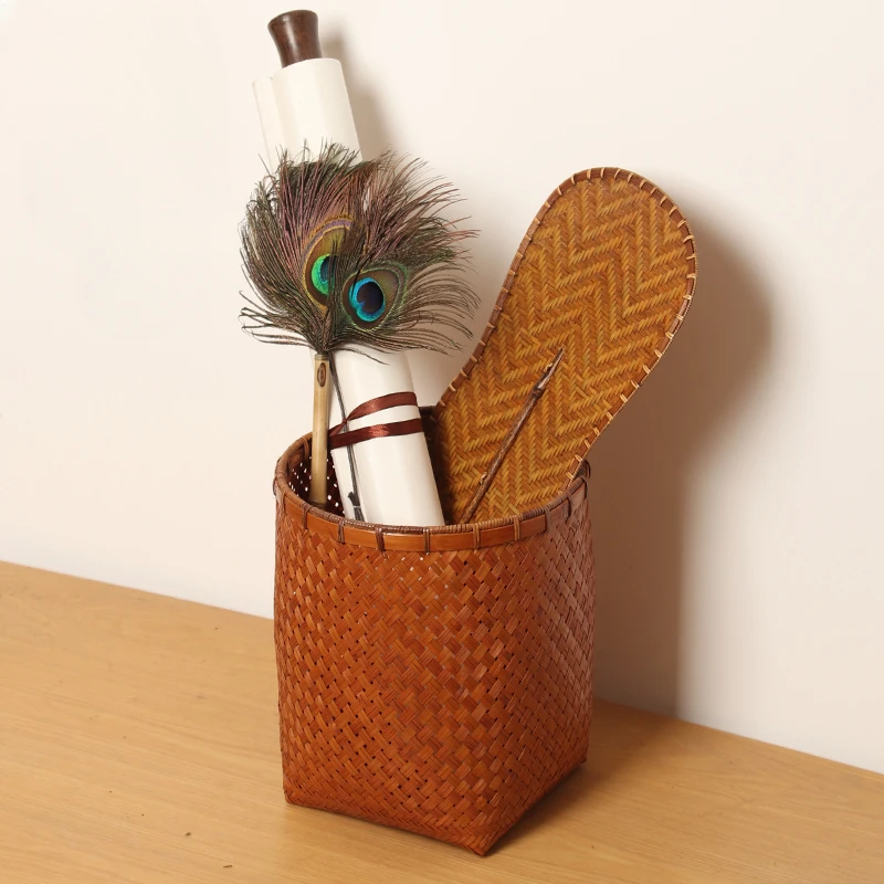 Hand-woven bamboo paint storage basket household woven desktop sundries basket scroll painting and calligraphy tube movie props 
Hand-woven bamboo paint storage basket household woven desktop sundries basket scroll painting and calligraphy tube movie props