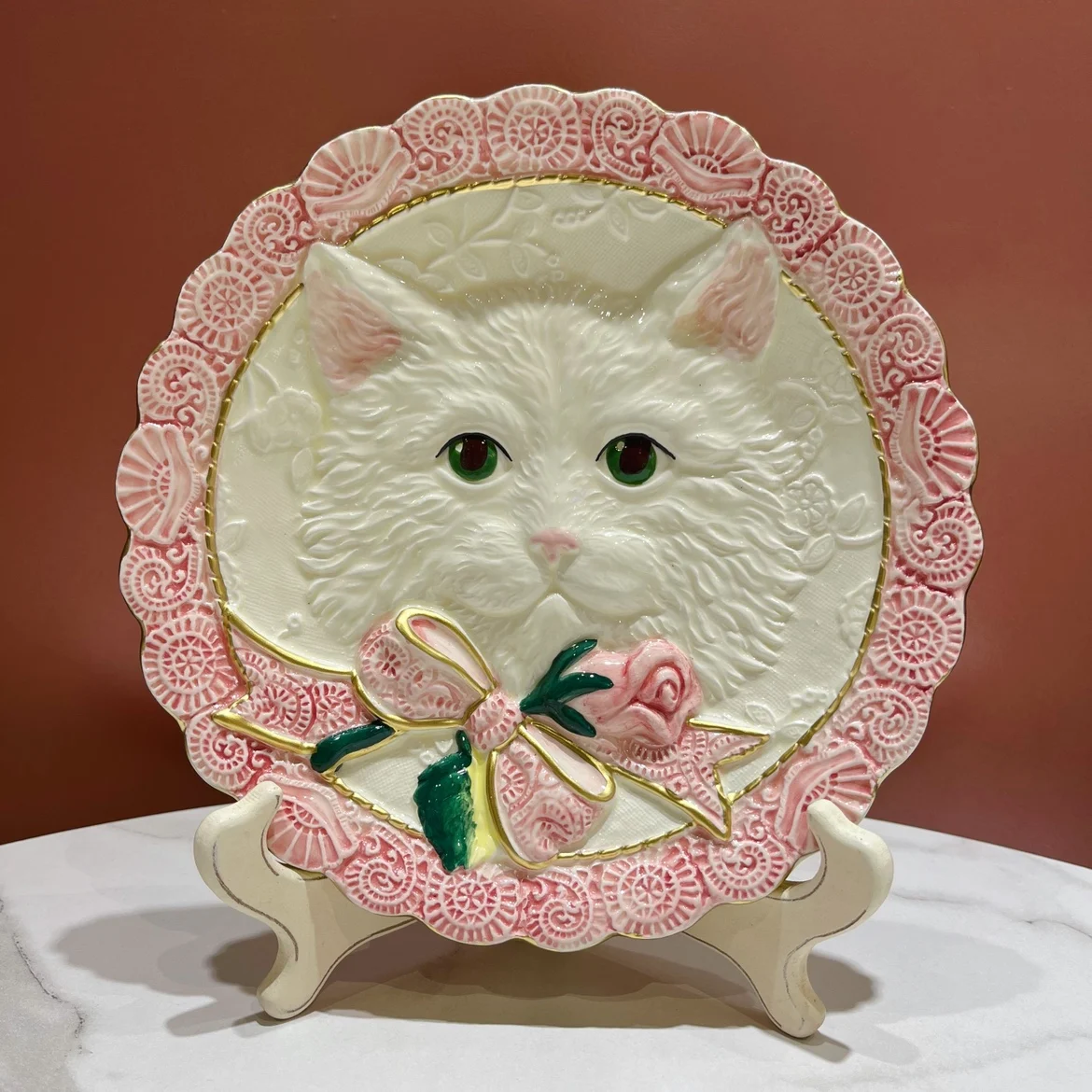 Lovely Cat Hand Painted Gold Tracing Ceramic Decorative Hanging Plate Living Room Crafts Gift Home & Party Decoration Ornaments
Lovely Cat Hand Painted Gold Tracing Ceramic Decorative Hanging Plate Living Room Crafts Gift Home & Party Decoration Ornaments