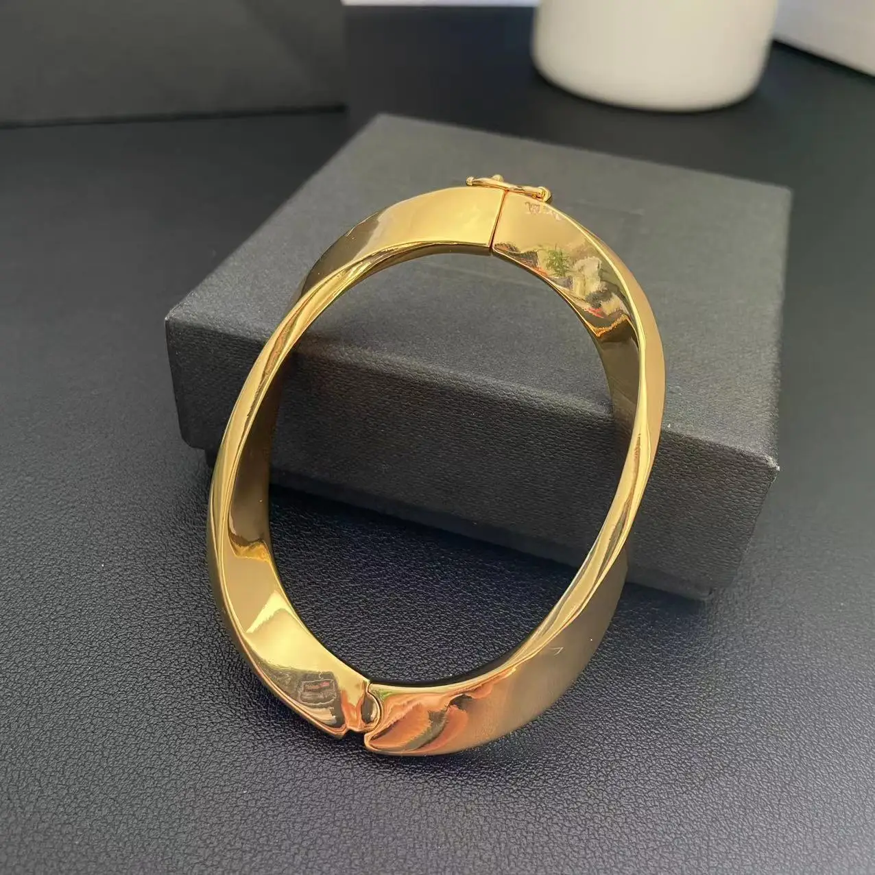New Retro Irregular Geometric Shape Simple and Personalized Fashion Light Luxury Women's Bracelet
New Retro Irregular Geometric Shape Simple and Personalized Fashion Light Luxury Women's Bracelet