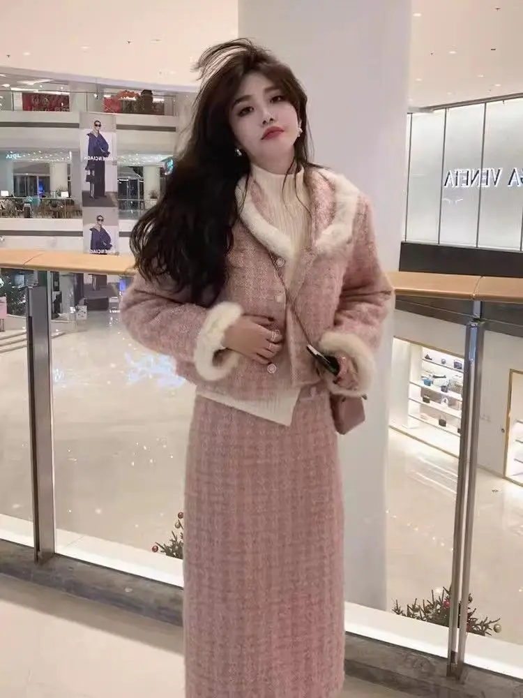 Chic and Elegant Pink Woolen Jacket with Faux Fur Collar and High-Waisted Skirt Set for Women, Autumn Winter 2023 New Arrival
Chic and Elegant Pink Woolen Jacket with Faux Fur Collar and High-Waisted Skirt Set for Women, Autumn Winter 2023 New Arrival