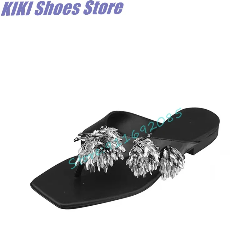 Beaded shiny metal leaf flip-flops women's new square toe flat heel with toe worn sandals over the toe in summer
Beaded shiny metal leaf flip-flops women's new square toe flat heel with toe worn sandals over the toe in summer